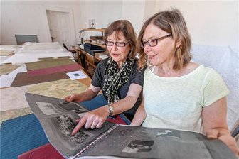 Das große Schweigen: Britin auf Spurensuche in Chemnitz - Seit vielen Jahren beschäftigt Julia Davis (rechts) die Spurensuche nach den Chemnitzer Wurzeln ihrer Familie. Bereits 2014 recherchierte die Britin mit ihrer Schwester Helena Tomlin in den Städtischen Kunstsammlungen.