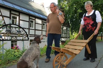 Das große Schweigen um den Käse aus dem Köhlerdorf - Klar, dass es in den Riesenberger Häusern nicht nur Käse, sondern auch einen Schiebebock gibt. Gabriela Zirnstein mit ihrem Mann Ingolf. Vor vielen Jahren aß sie hier ihren ersten Schiebböcker, damals noch als Gast. Heute leitet sie das Haus.
