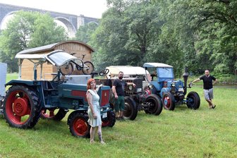 Das große Traktor-Knattern aus Hetzdorf: Egon & Co haben einen neuen Fahrplan - Mit Bulldog bzw. Hanomag-Traktoren gehen drei Falkenauer bzw. Hetzdorfer auf Abenteuerfahrt: Initiator Roland Melzer, rechts, Mandy und André Naumann.