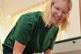 Das große Umziehen in Oederan: Tausende Akten müssen mit - EDV-Sachbearbeiterin Celine Fritzsch vergeht das Lachen nicht: Sie packt die Kartons.