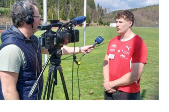 „Das große Ziel ist jetzt, internationale Medaillen zu gewinnen.“ – Ein Interview mit 70-Meter-Diskuswerfer Steven Richter - Stefan Schönau interviewt Steven Richter für den MDR im Sportareal „Erzgebirgsblick“ in Gelenau, wo der 23. Werfertag stattfindet.