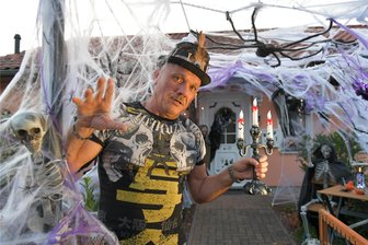 Das Gruselhaus von Freiberg - Henry Schneider und seine Frau Verona haben ihr Grundstück in Neufriedeburg für Halloween dekoriert.