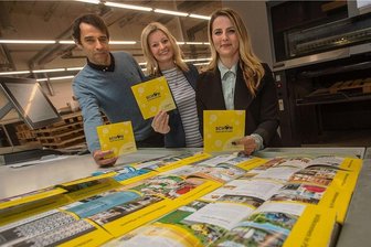 Das Gutscheinheft für Neu-Plauener, das es nirgends zu kaufen gibt - Sachsendruck-Geschäftsführer Ralf Fischer, Stadtmarketing-Geschäftsführerin Sophie Gürtler und Sachsendruck-Marketingmitarbeiterin Isabell Merten (von links) bei der Präsentation des Gutscheinheftes.