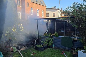 Das hätte schlimm enden können: Wie in Falkenstein ein möglicher Hausbrand verhindert wurde - Bei einem Schuppenbrand in Falkenstein konnte Schlimmeres verhindert werden.