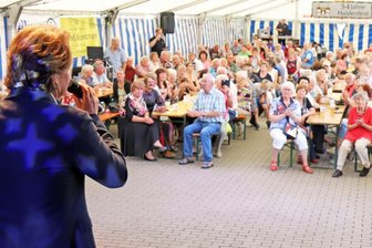 Das Haldenfest beweist: Feiern ist wieder möglich - Beim Auftritt des Schlagersängers Uwe Busse am Sonntag zum Abschluss des Haldenfestes in Brand-Erbisdorf war im Festzelt kaum noch ein Sitzplatz frei. 