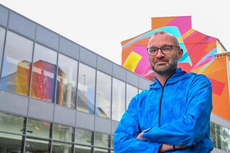 „Das hat den Geschmack von Rückschritt“: CSD-Organisator über Flaggen, Hasskommentare und rechte Parolen - Robert Lutz organisiert den Chemnitzer Christopher Street Day. Bezüglich dessen politischer Wurzeln hat er eine klare Meinung.