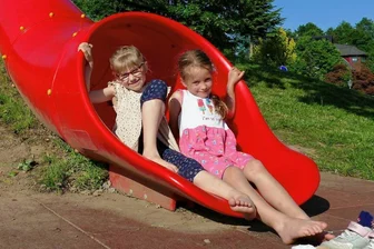 Das hat der neue Spielplatz in Wolkenstein zu bieten - Ina Grunewald und Valentina Schuffenhauer haben die neue Rutsche auf dem Spielplatz in Wolkenstein sofort ausprobiert.