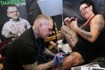 Das hat die Tattoo-Messe am Wochenende in Plauen zu bieten - Zur Messe kann man den Tätowierern bei ihrer Arbeit zusehen. Viele der Tattoo-Fans haben kein Problem damit, sich öffentlich zu präsentieren.