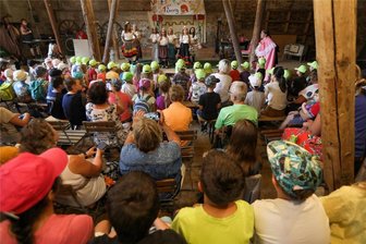 Das hat die Welt noch nicht gesehen: Plauener Theatergruppe zeigt die Geschichte von sieben Schneewittchen und einem Zwerg - Mehr als 100 Kinder erlebten die Aufführung im Pfaffengut Plauen.