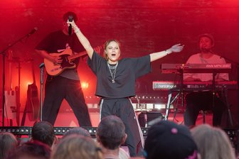 „Das hat sich richtig gut angefühlt“ - DSDS-Sängerin Sophia lässt in Oelsnitz Herzen höherschlagen: So war das Konzert der aufstrebenden Künstlerin im Vogtland - Popsängerin Sophia gab auf Schloss Voigtsberg ein umjubeltes Konzert.