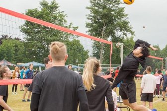 "Das hat uns echt überwältigt" - Thong Le Ngo (r.) schmettert hier in der Partie zwischen "Pritsch perfect" und "Nullneunfünf II" den Ball über das Netz. Insgesamt nahmen 50 Teams am 23. Erzgebirgspokal der SG Mauersberg teil.