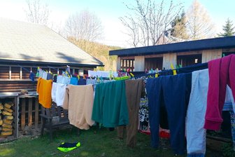Das Haus Nassau bietet Kindern ein Zuhause - jetzt fehlt nur noch ein Sportplatz - Wäscheleine am Haus Nassau: Für acht Kinder hängt immer Wäsche auf der Leine.
