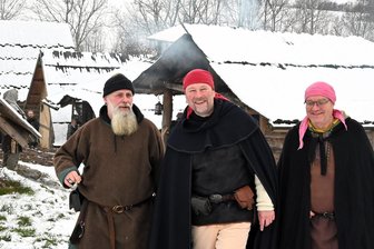 Das heiße Eisen aus Sachsenburg: So geht es mit Historischem Besiedlungszug weiter - Ralf Jarmuzewski, Michael Ehnert und Andreas Rausch (v. l.) vom Historischen Besiedlungszug auf dem Bleiberg in Sachsenburg.
