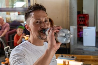 Das heißeste Auer Stadtfest und wie Besucher und Händler dabei cool bleiben - „Viel trinken“, gibt Alexander Schellenberger als Rezept gegen die Hitze an. Am Stand vorm Geschäft der Bäckerei frittierte er Quarkbällchen in 180 Grad heißem Öl.