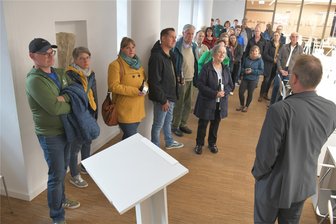 Das Herderhaus in Freiberg: Wo einst nackt getanzt wurde - Anlässlich der Wiedereröffnung des Freiberger Stadtarchivs in seinem neuen Domizil begrüßte Oberbürgermeister Sven Krüger (rechts) am Freitag etwa 30 Anwohner zu einer besonderen Führung durch das umgebaute Herderhaus.