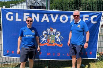 „Das hier ist fantastisch“: Die Atmosphäre beim FC Erzgebirge Aue begeistert die nordirischen Fans - "Der Verein steckt uns im Blut" - Vater Colin Bridges (rechts) und Sohn Gareth unterstützen schon ihr ganzes Leben den Glenavon Football Club.