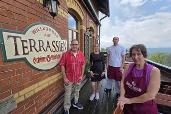 „Das hier ist mein Baby“: Wie ein Wirt im Vogtland um sein Berggasthaus kämpft - Heiko Nickel (links) und sein Team vom Berggasthaus und der Pension Schöne Aussicht in Klingenthal auf der Terrasse des Hauses.