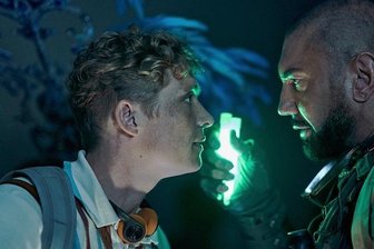 "Das hört auch nie auf": Matthias Schweighöfer über Lampenfieber, Albträume und seine Ossi-Identität - Matthias Schweighöfer (links) als Dieter und Dave Bautista als Scott Ward in einer Szene des Films "Army Of The Dead". Schweighöfer sieht das Filmpublikum häufig in romantischen Komödien. Seine neueste Rolle überrascht: In "Army Of The Dead" spielt er einen Zombiejäger.