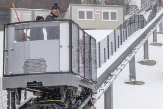 Das Holpern des Lifts wirkt nach - Läuft er oder läuft er nicht, das ist hier die Frage. Im Sommerbetrieb hat sich der Mountainclimber an der Fichtelbergschanze weitgehend von der guten Seite gezeigt. Nun hoffen alle Skispringer und Kombinierer, dass der Lift zum Schanzenturm auch im Winter funktioniert.