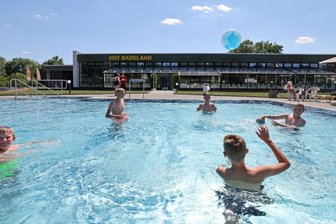 Das Hot-Badeland ist wieder offen - An heißen Tagen bietet das kleine Außenbecken im Hot-Badeland eine Abkühlung. Am Montag hat die Wassertemperatur in diesem Becken 23 Grad Celsius betragen.