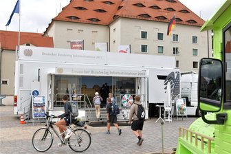 Das Informationsmobil des Deutschen Bundestages in Freiberg: Wer besucht es und was für Fragen werden gestellt? - Das Infomobil des Deutschen Bundestages ist noch bis Samstag auf dem Schlossplatz in Freiberg.