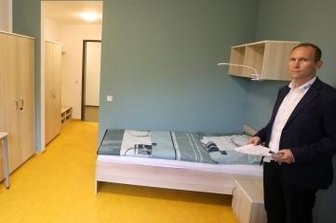 Das Internat wird am Sonntag bezogen - Der Leiter des ÜAZ Michael Wieczoreck in einem Zimmer des neu eingerichteten Internats.