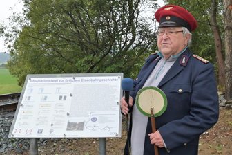 Das ist am 1. Mai im Raum Aue und Schwarzenberg los: Jubiläum, Wandern und Orgelfahrt - Stefan Schneider von der Interessengemeinschaft Zwönitz–Scheibenberg an der Schautafel. Dort wird am Donnerstag gefeiert.