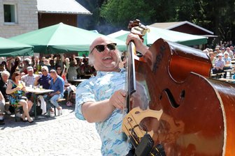 Das ist am Pfingstwochenende im Erzgebirge los: Kirmes, Burg-Jubiläum, Tischl-Fest - Musik und Stimmung gibt es bei der Spiegelwaldkirmes wie im Bild vor zwei Jahren.