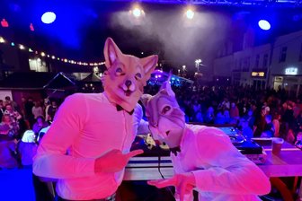 Das ist am Wochenende im Erzgebirge los: Ballermann-Party, „Fux & Hase“-Auftritt, Band-Contest - Das DJ-Duo Fux & Hase wird am Samstag im Kloster Grünhain auflegen.