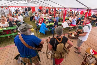 Das ist am Wochenende im Erzgebirge los: Dorffest, „Wind, Sand & Sterne“-Abschied, Mineralienbörse - Festzelt Reukersdorf: 2022 sorgten dort Sigmund Spiegelhauer mit Ingrid und Heiner Stephani für Stimmung. Dieses Jahr sind die „Zwee Maarsäcken“ aus Drebach zu Gast.