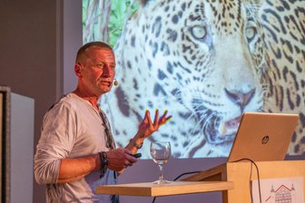 Das ist am Wochenende im Erzgebirge los: Einkaufsnacht, Naturmarkt – und Jörg Gräser kommt - Jörg Gräser liest zum Tierparkfest in Aue aus seinem Buch.