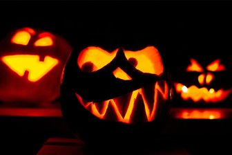 Das ist am Wochenende im Erzgebirge los: Halloween-Spaß, Kunst und ein ungewöhnlicher Musik-Mix - Drei geschnitzte Halloweenkürbisse: Halloween-Spaß gibt es in Lugau zu erleben.