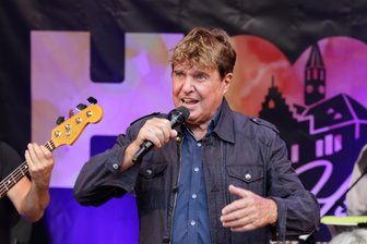 Das ist am Wochenende im Erzgebirge los: Kellerfest, Holzmarkt, und Frank Schöbel kommt - Frank Schöbel, hier ein Archiv-Bild von einem Auftritt 2024, kommt am Wochenende ins Erzgebirge.