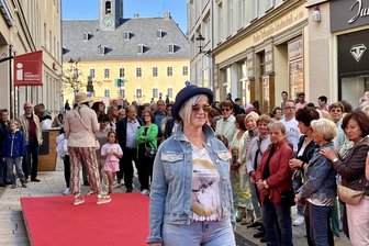 Das ist am Wochenende im Erzgebirge los: Modenacht, Fliegertag und Techno-Party - Die Annaberger Innenstadt wird am Sonnabend wieder zum Laufsteg. Wobei die Modenacht viel mehr als schicke Klamotten bietet.