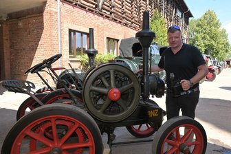 Das ist am Wochenende im Erzgebirge los: Oldtimer- und Motorradtreffen, ein Kreativtag und Stadtfeste - Vereinschef Marcus Ehnert bei einer früheren Auflage des Treffens an der Alten Ziegelei.