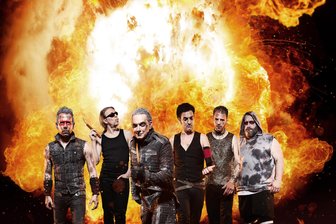 Das ist am Wochenende im Erzgebirge los: Rock am Teich, „Kaisermania“, Oldtimertreffen und Dorffest - Die Band Feuerengel hat sich mit Haut und Haar, Flammenwerfer und Funkenregen ihrem Vorbild Rammstein verschrieben. Am 9. August ist sie in Schneeberg.