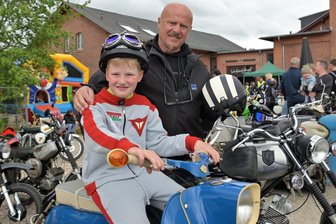 Das ist am Wochenende im Erzgebirge los: Simson-Treffen, Streetfood-Markt und Blaulicht-Tag - 2024, beim ersten Simsontreffen in Stollberg, waren 800 Simson-Fans gekommen, unter anderem Florentin Grams mit seinem Enkel Toni Grams. Nun steht die nächste Auflage an.