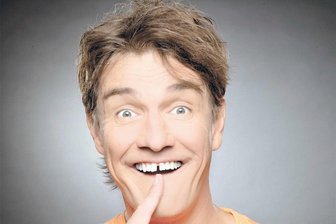 Das ist am Wochenende im oberen Vogtland los - Comedian Matze Knop feiert am Samstag im König-Albert-Theater Bad Elster den „Mut zur Lücke“.