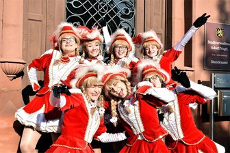 Das ist am Wochenende im oberen Vogtland los - Beim Rathaussturm am Samstag, 11. 11., 11.11 Uhr tritt die Prinzengarde des Adorfer Carneval-Vereins auf dem Marktplatz in Aktion.