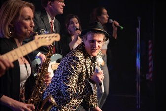 Das ist am Wochenende im Oberland los - Mit den Welthits von Rod Stewart etabliert: Marco Wölfer alias Mr. Rod tritt am Sonntag im König-Albert-Theater Bad Elster auf.