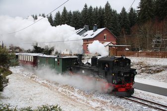Das ist am Wochenende im Raum Aue und Schwarzenberg los: Dampffahrt, Rodelwettbewerb, Konzert - Die „Bimm“ dampft am Sonntag am Fuße des Kuhberges durch Neuheide.