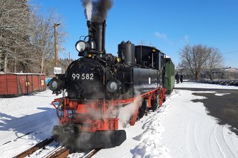 Das ist am Wochenende im Raum Aue und Schwarzenberg los: Dampflok-Fahrt, Kultband-Auftritt, Festival - Der Museumszug im Bahnhof Neuheide. In wenigen Augenblicken geht die Fahrt weiter nach Schönheide.
