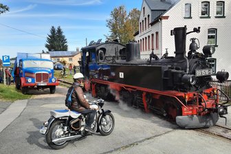 Das ist am Wochenende im Raum Aue und Schwarzenberg los: Dampflok-Fahrten, Anbaden und Stockschießen - Zum Fototag stehen bei der Museumsbahn in Schönheide am Sonntag historische Fahrzeuge an der Strecke und den Bahnübergängen.