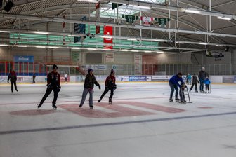 Das ist am Wochenende im Raum Aue und Schwarzenberg los: Eisdisco, Konzert und Weihnachtsbaum-Verbrennen - Ins Eisstadion Schönheide wird für Samstag zur ersten Eisdisco des Jahres eingeladen.