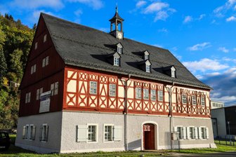 Das ist am Wochenende im Raum Aue und Schwarzenberg los: Feste, Musik und ein historischer Markt - Das Herrenhaus Auerhammer in Aue. Der Förderverein lädt erstmals zum Frühlingsfest ein.
