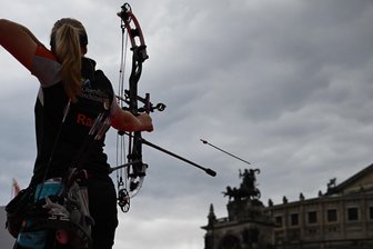 Das ist am Wochenende im Raum Aue und Schwarzenberg los: Fünf Feste und eine Weinwanderung - Beim Sommerfest an der Silberstromers Fundora im Schneeberg können Besucher selbst Bogenschießen.