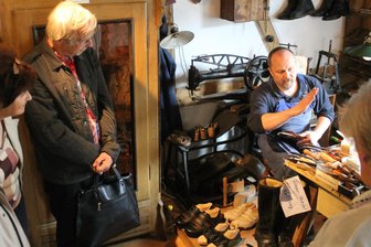 Das ist am Wochenende im Raum Aue und Schwarzenberg los: Handwerkstradition, Dorffeste und Konzerte - Ein Blick in die Schusterwerkstatt ist möglich, wenn es am Wochenende in Schönheide heißt „Historisches Handwerk erleben“.