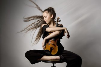 Das ist am Wochenende im Raum Aue und Schwarzenberg los: Kirmes, Konzerte und Kindertag - Ausnahmetalent auf der Geige: Lucie Bartholomäi gastiert im Auer Kulturhaus.