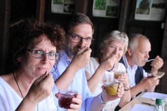 Das ist am Wochenende im Raum Aue und Schwarzenberg los: Kräutertag, Oldtimer und Wanderung - In Schönheide wird am Samstag die Marmeladen-Königin gekürt. Davor wird probiert.