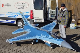 Das ist am Wochenende im Raum Aue und Schwarzenberg los: Modellbauer zeigen Neuheiten - Vereinschef Marcus Wolf mit dem Modell einer F 16. Die Modellbauer sind startklar für ein tolles Wochenende in Bernsbach.